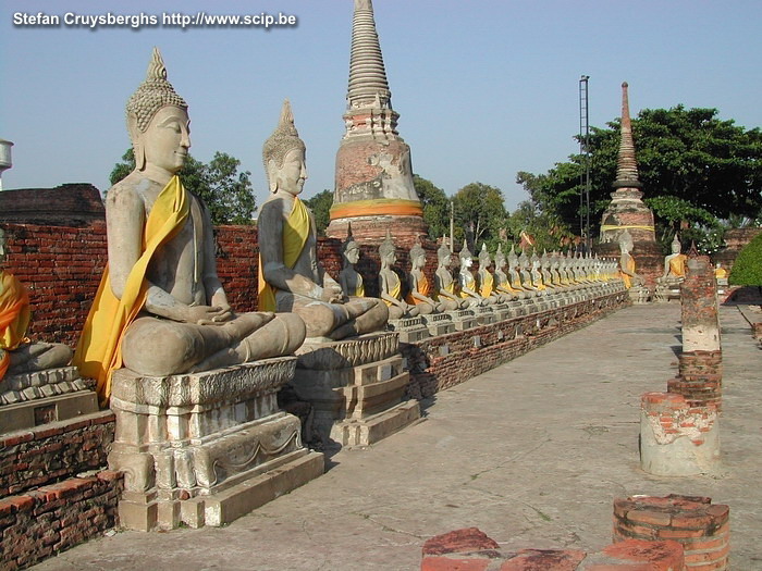 Ayuthaya - Wat Yai Chai Mongkol De tempel van Wat Yai Chai Mongkol ligt meer naar het oosten. In het midden staat een enorme chedi omgeven door rijen van boeddhabeelden. Stefan Cruysberghs